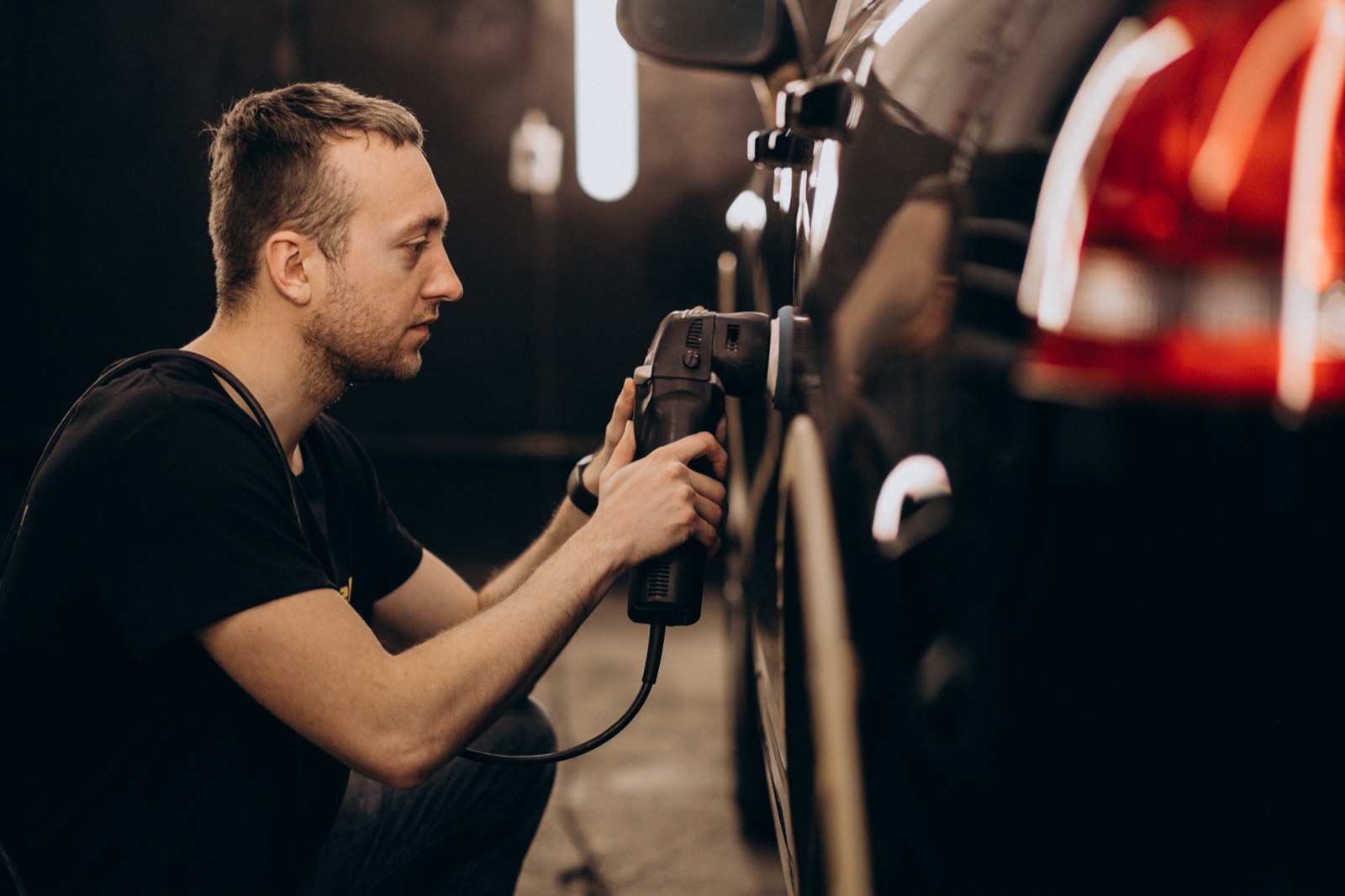 Premium auto in donkere studio